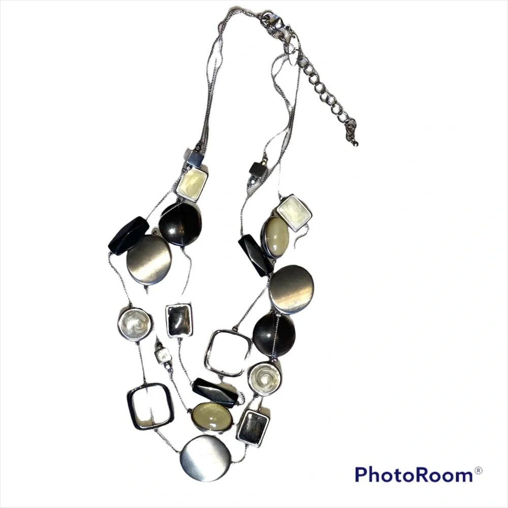 Vintage 3 strand multi medium necklace in silver in euc